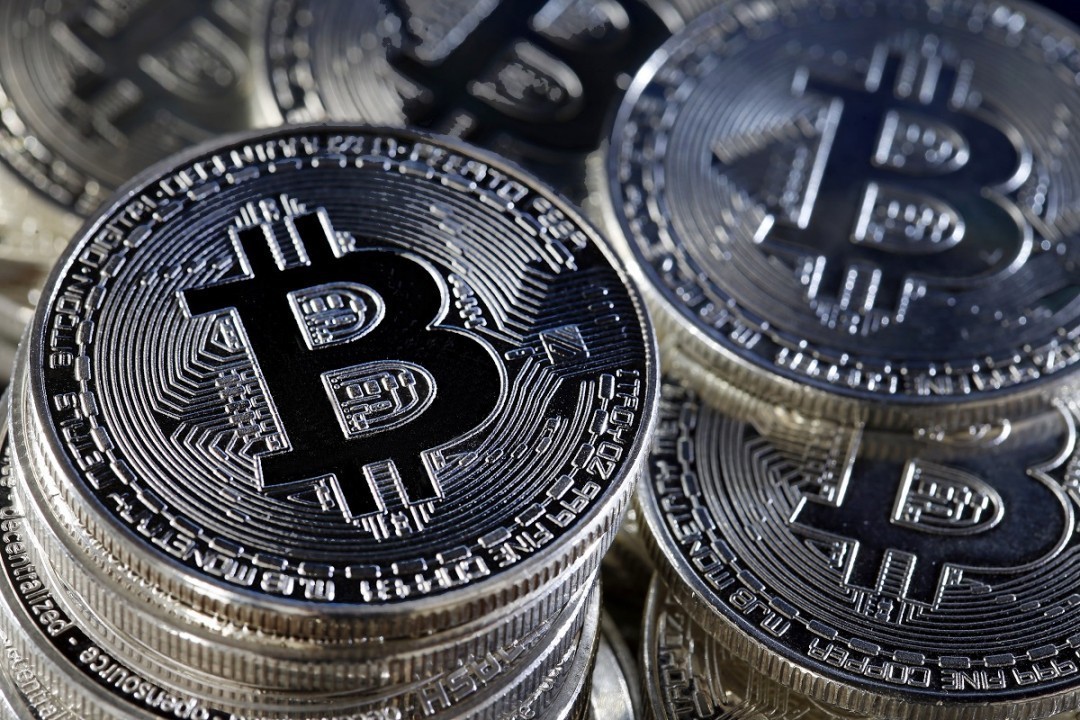Курс биткойна за сутки рухнул почти на 20%