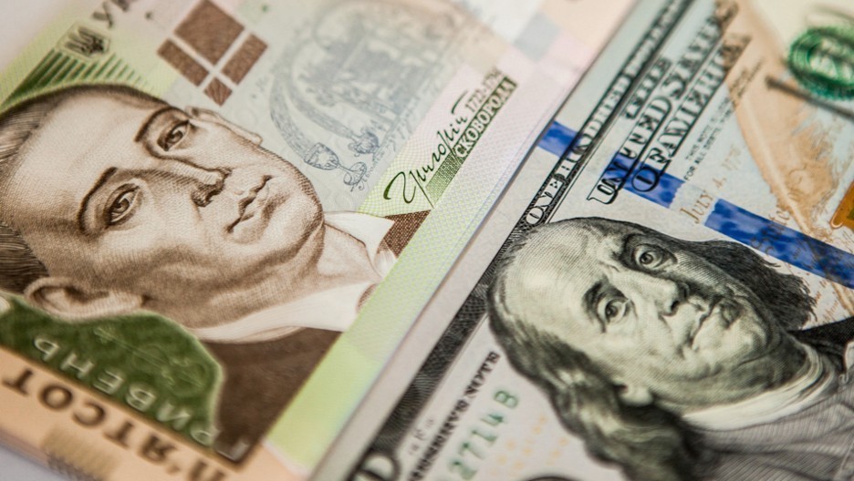 НБУ разрешил физлицам покупать валюту наперед и продавать ее банкам через терминалы