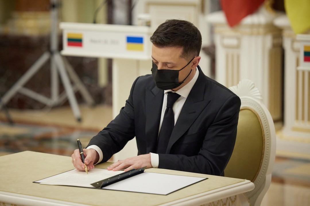 Зеленский ввел в действие санкции против ТОП-10 украинских контрабандистов