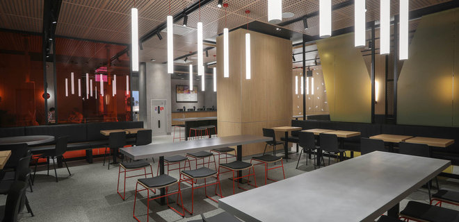 На Крещатике открылся McDonald’s с ресторанным сервисом и в новом дизайне: фото