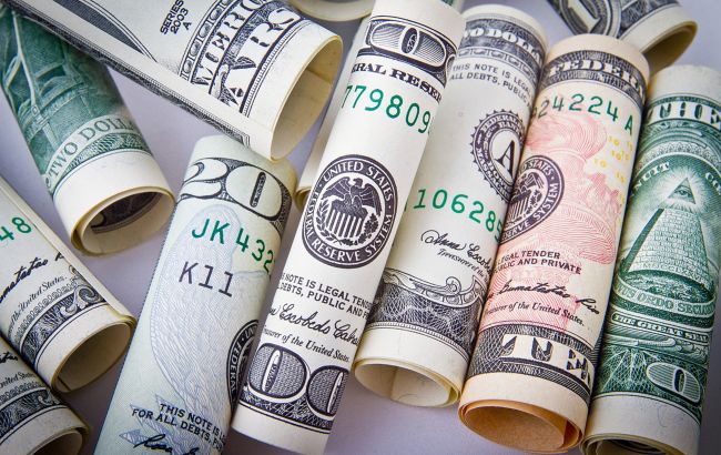Курс доллара продолжил снижение на межбанке Курс доллара продолжил снижение на межбанке