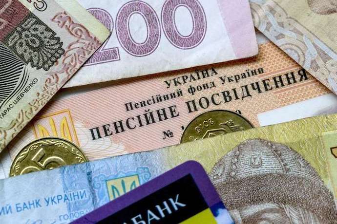Кабмин разрешил платить пенсии наличными до 2023 года