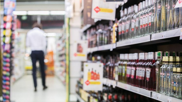 В Украине предлагают запретить продажу алкоголя и сигарет в супермаркетах