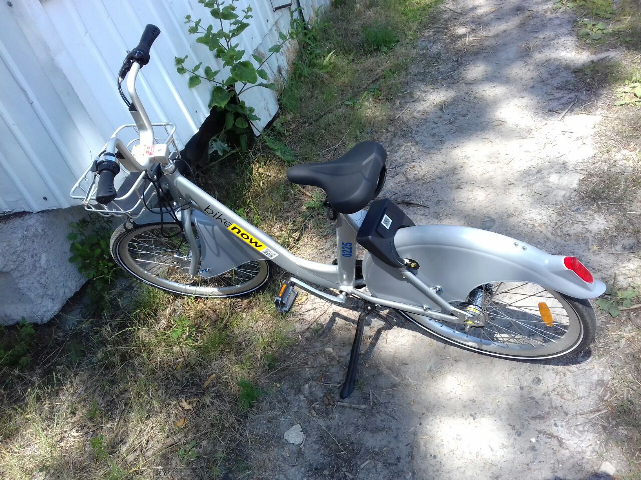 Bikenow запретил парковать велосипеды на Троещине: их там начали воровать