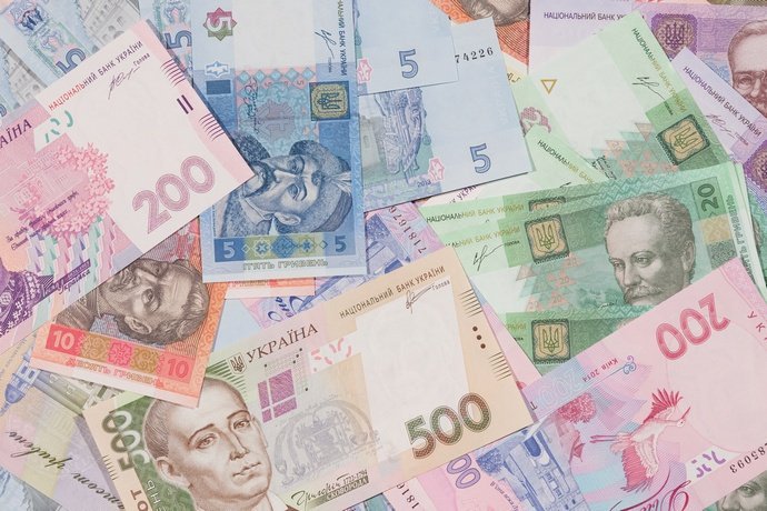 Официальный курс: гривня укрепилась к доллару и евро