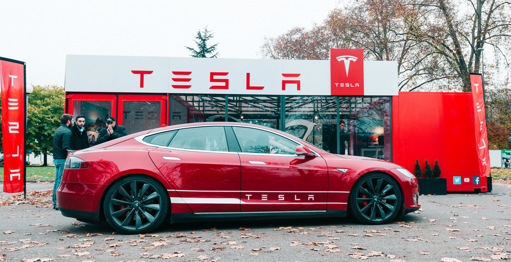 Tesla на автопилоте врезалась в полицейскую машину: есть пострадавшие