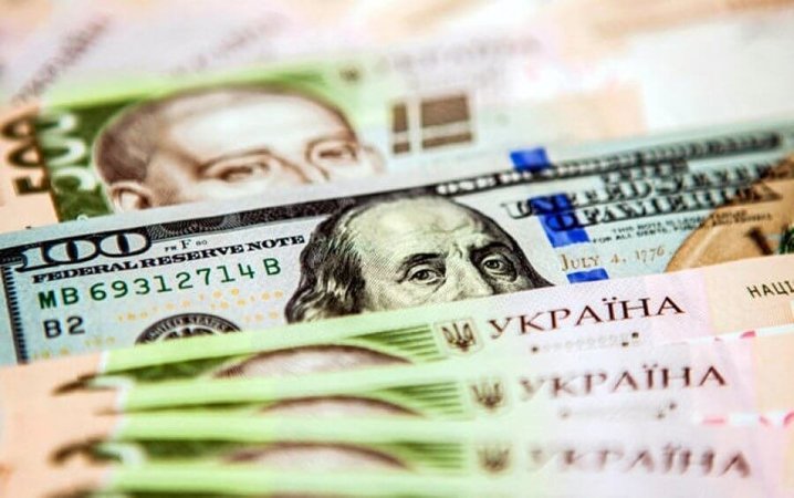Гривня начинает неделю с резкого снижения к доллару