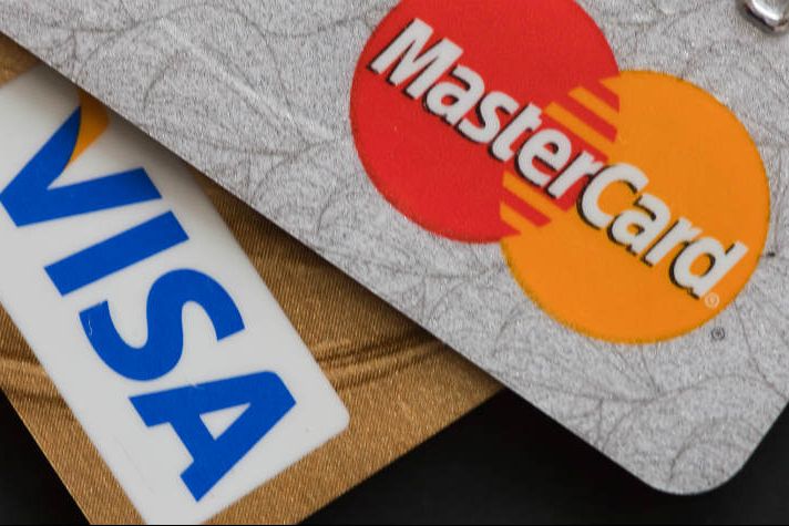Без банков: платежная система Новой почты стала партнером Visa и MasterCard