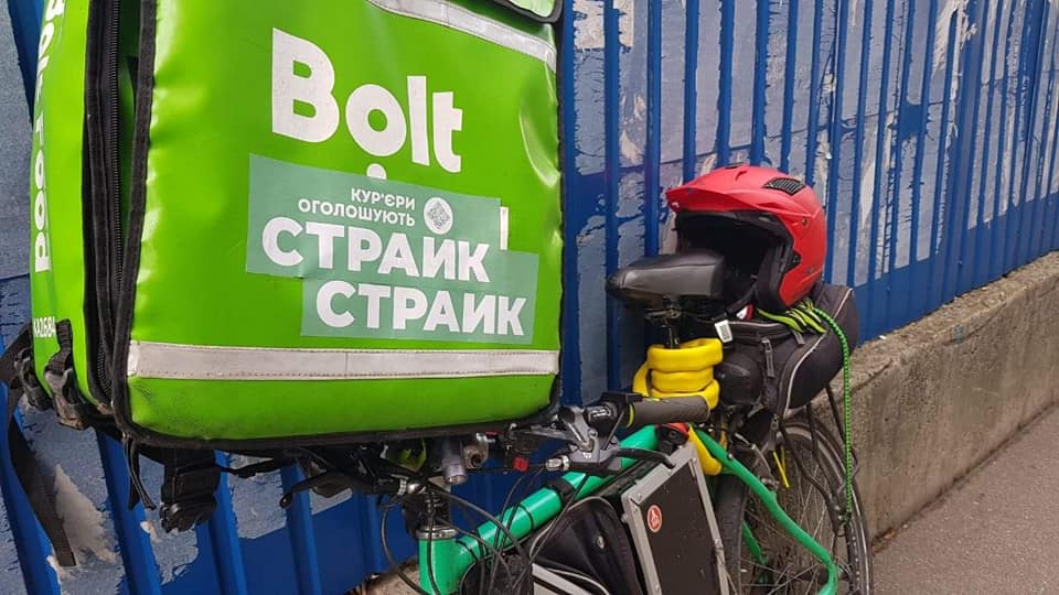 Курьеры Bolt Food начали забастовку: говорят, что компания урезала зарплаты