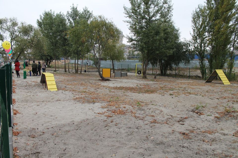 На левом берегу Киева открыли площадку для выгула собак (фото) На левом берегу Киева открыли площадку для выгула собак (фото)