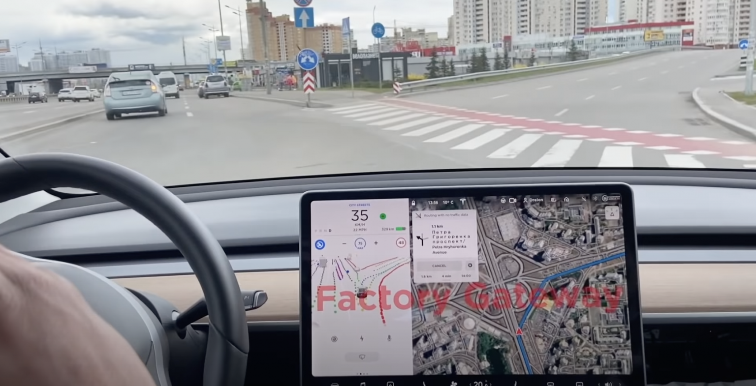 Tesla проехалась по центру Киева на автопилоте: камеры и датчики распознают украинские светофоры, знаки и разметку