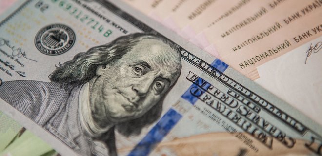 Курс валют НБУ: доллар дешевеет, евро дорожает