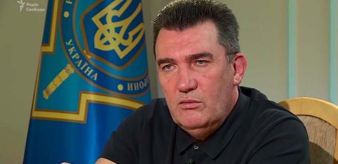 Коротко | “Путин повторяет Гитлера. Мир должен перестать водить козу”. Интервью Данилова – за минуту