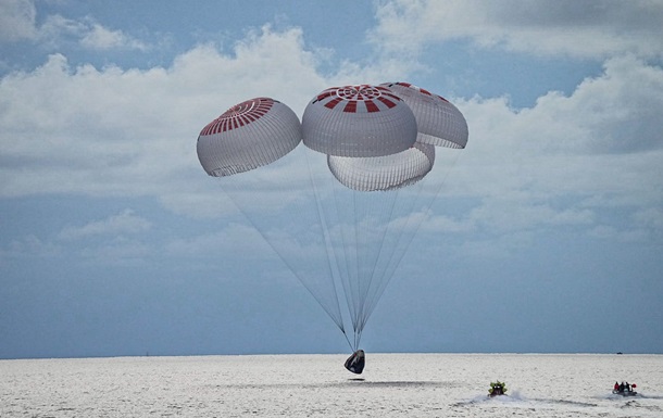 Первые космические туристы SpaceX успешно вернулись на Землю (видео)