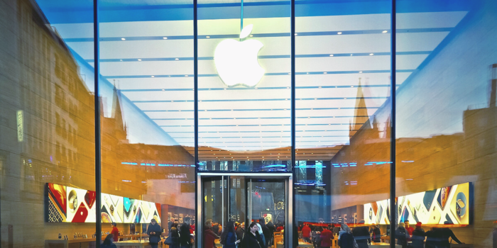 Компани Apple впервые самостоятельно завезла в Украину свои гаджеты