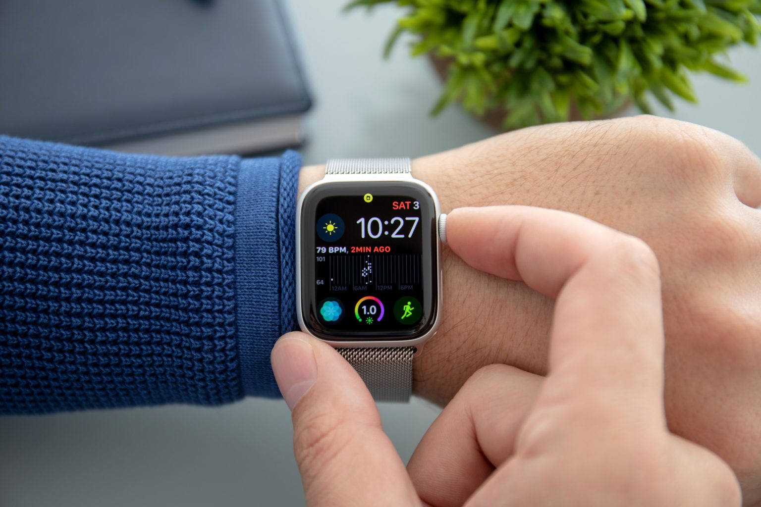 Apple Watch спасли мотоциклиста: часы позвонили в скорую и написали его девушке, когда того сбил грузовик