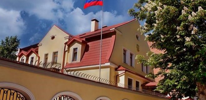 На странице Генконсульства РФ поздравили защитников Украины и показали “своих шпионов”
