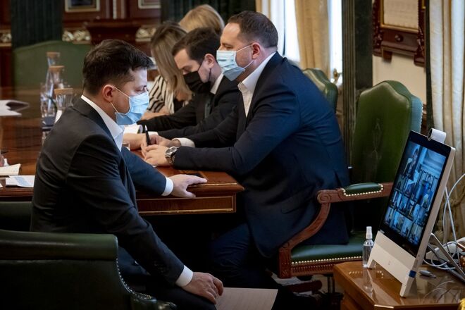 Зарплата Зеленского в два раза уступает заработку его пресс-секретаря: названы оклады в ОП