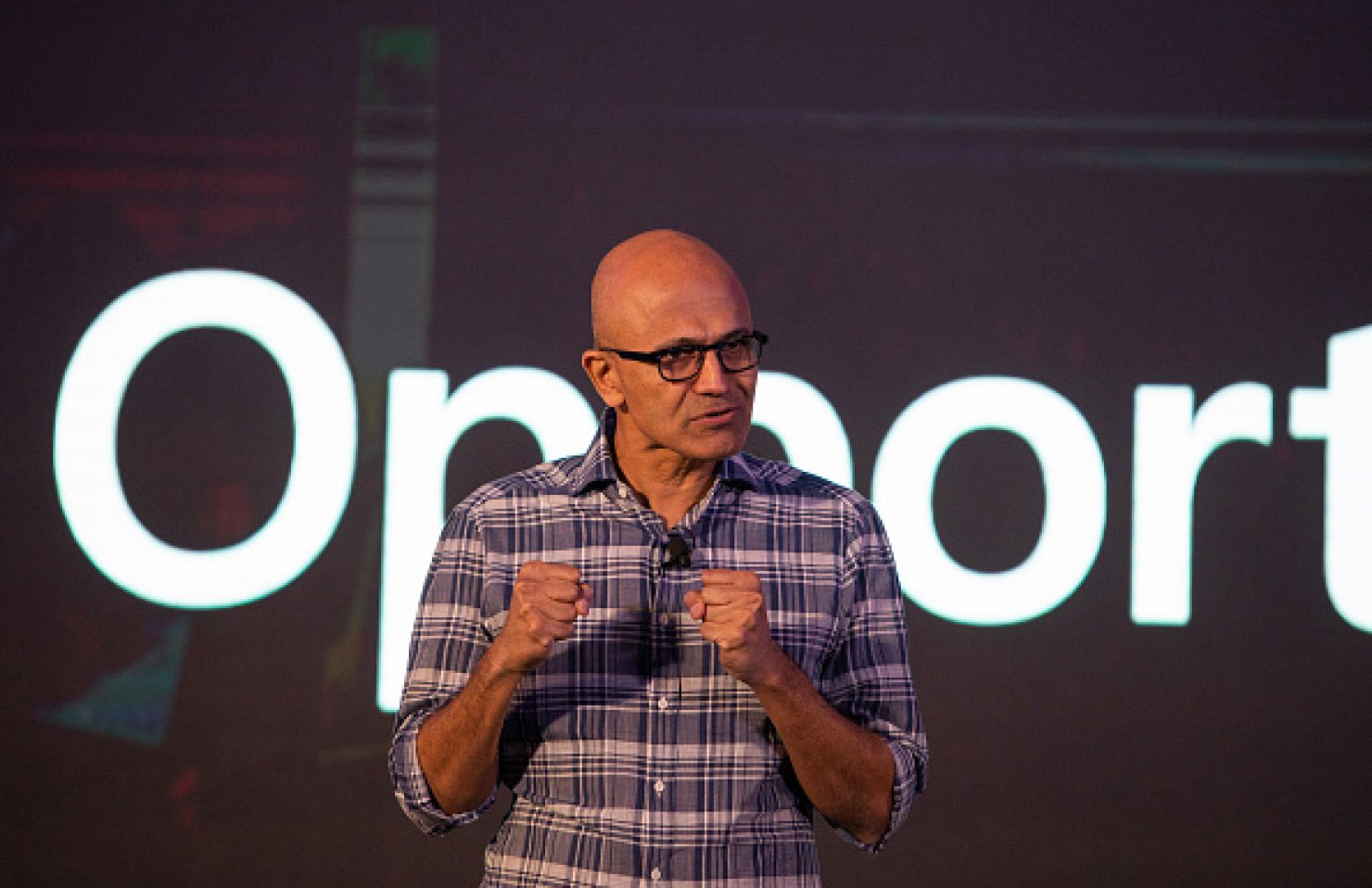 Гендиректор Microsoft продал половину своей доли в компании