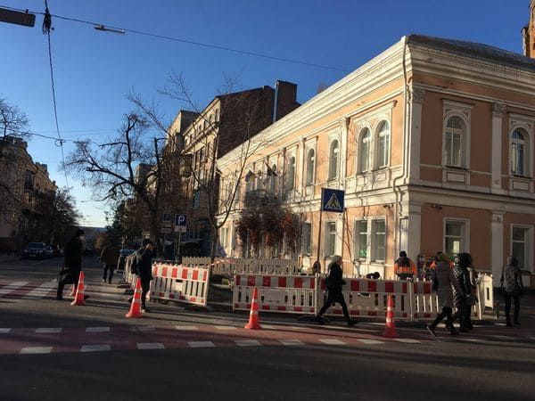 В Киеве начали замечать новые “антикарманы” для пешеходов: зачем они нужны В Киеве начали замечать новые “антикарманы” для пешеходов: зачем они нужны