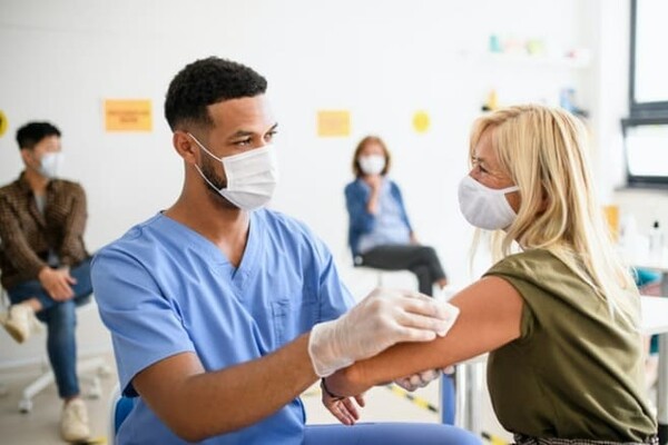 С 19 декабря украинцам будут платить за вакцинацию 1000 гривен