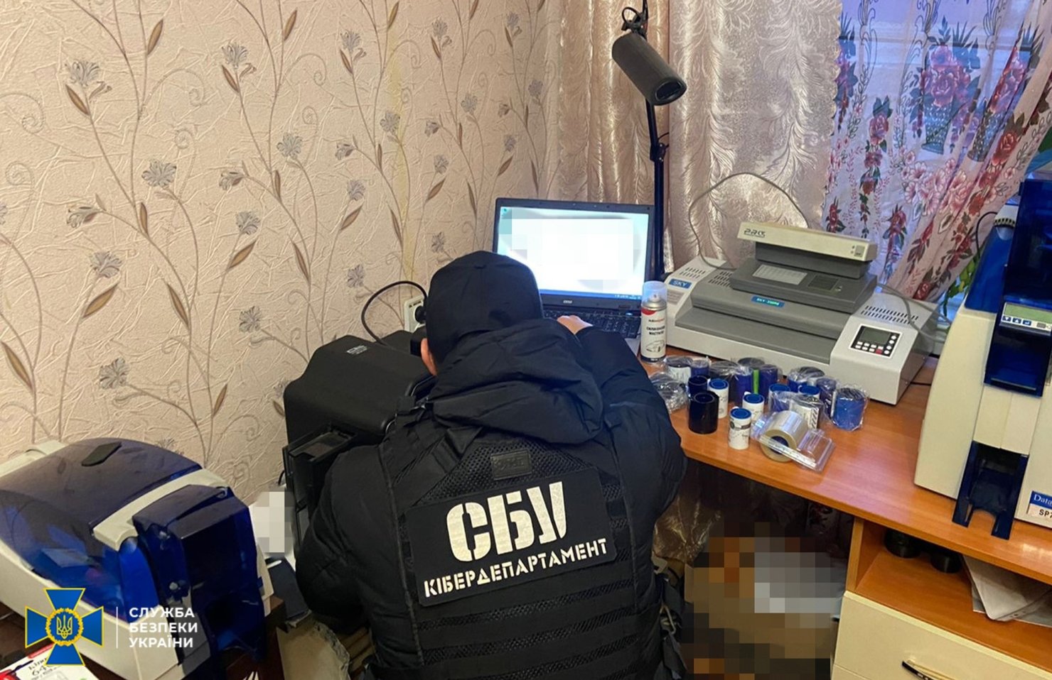 Подпольный «сервисный центр МВД»: в Украине изготовляли техпаспорта для угнанных авто и водительские права