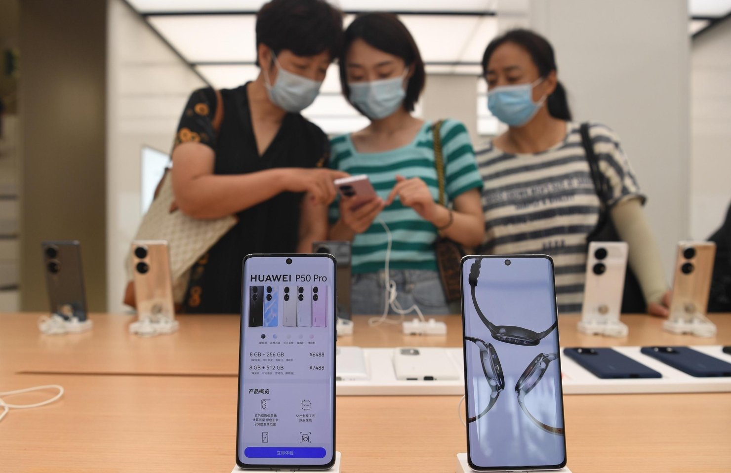 Выручка Huawei упала на 30% в 2021 году, но компания настроена оптимистично