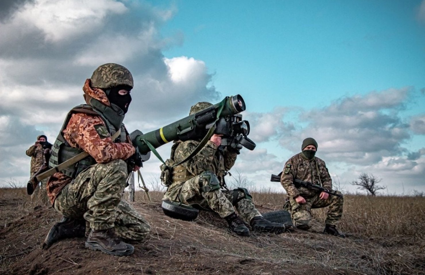Зеленский поручил Кабмину сделать зарплату военных в 2 раза выше минимальной