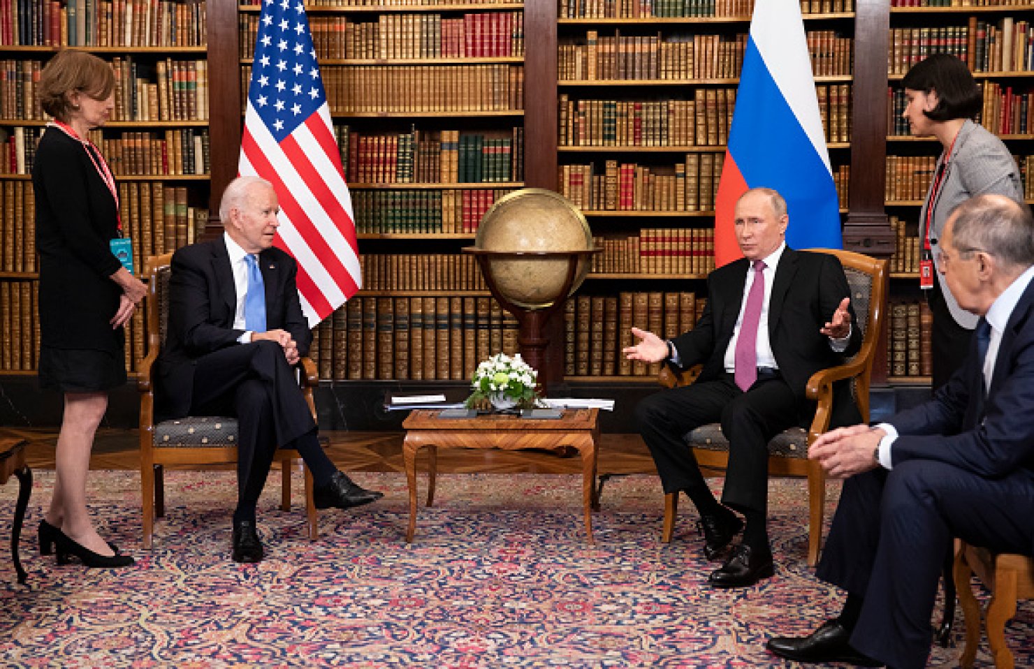 США могут ограничить поставки смартфонов в Россию в случае вторжения в Украину — СМИ