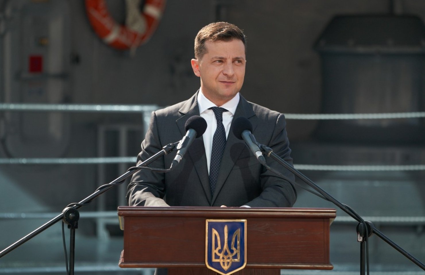 Зеленский поручил СНБО рассмотреть введение запрета на въезд россиян
