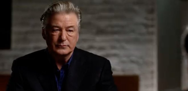 Алек Болдуин заявил, что не нажал на курок, когда погибла Галина Хатчинс (видео)