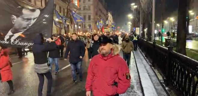 В Киеве состоялось факельное шествие в честь дня рождения Степана Бандеры: видео