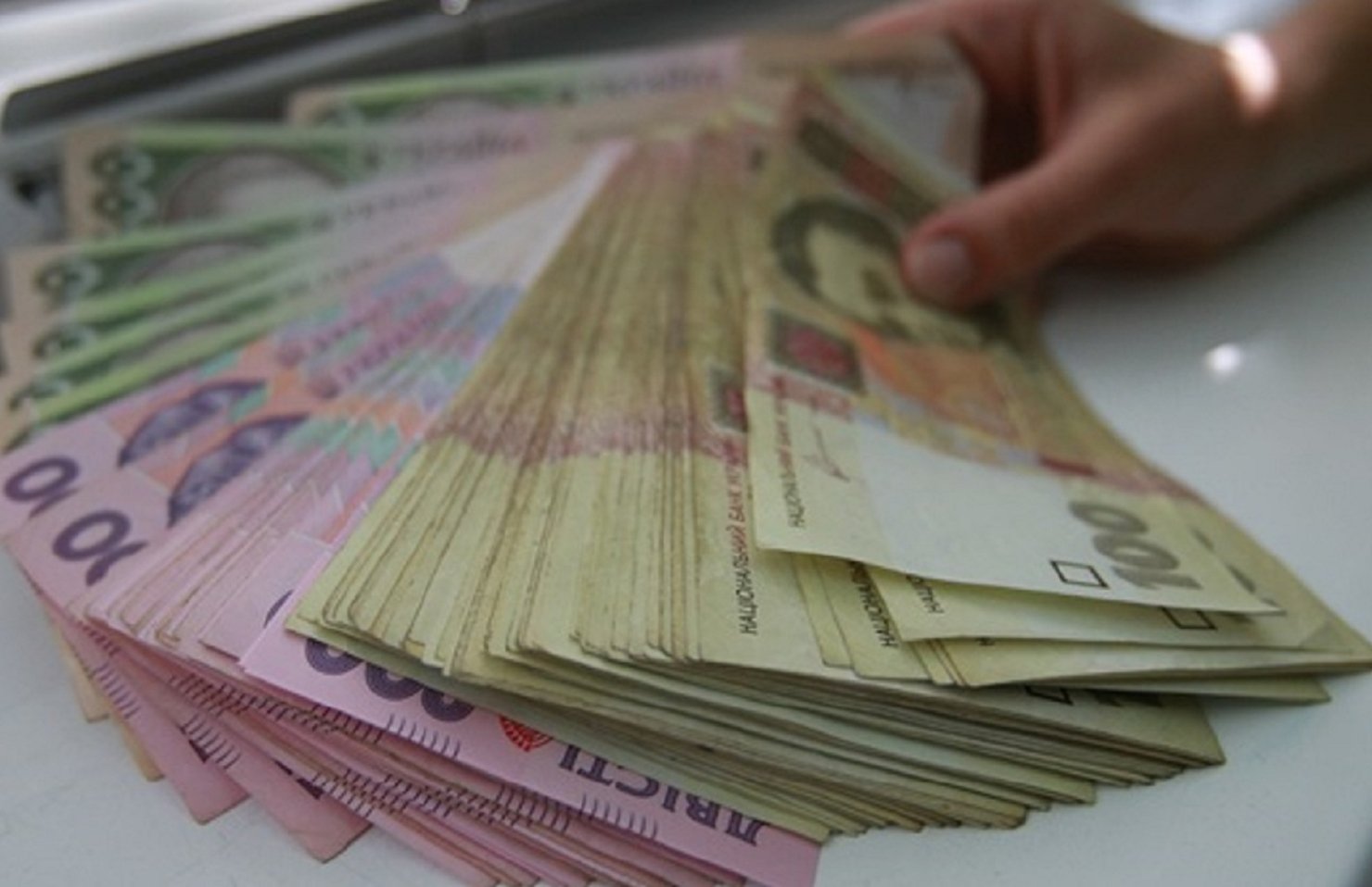 Курс гривни по отношению к доллару упал до минимума с 2018 года