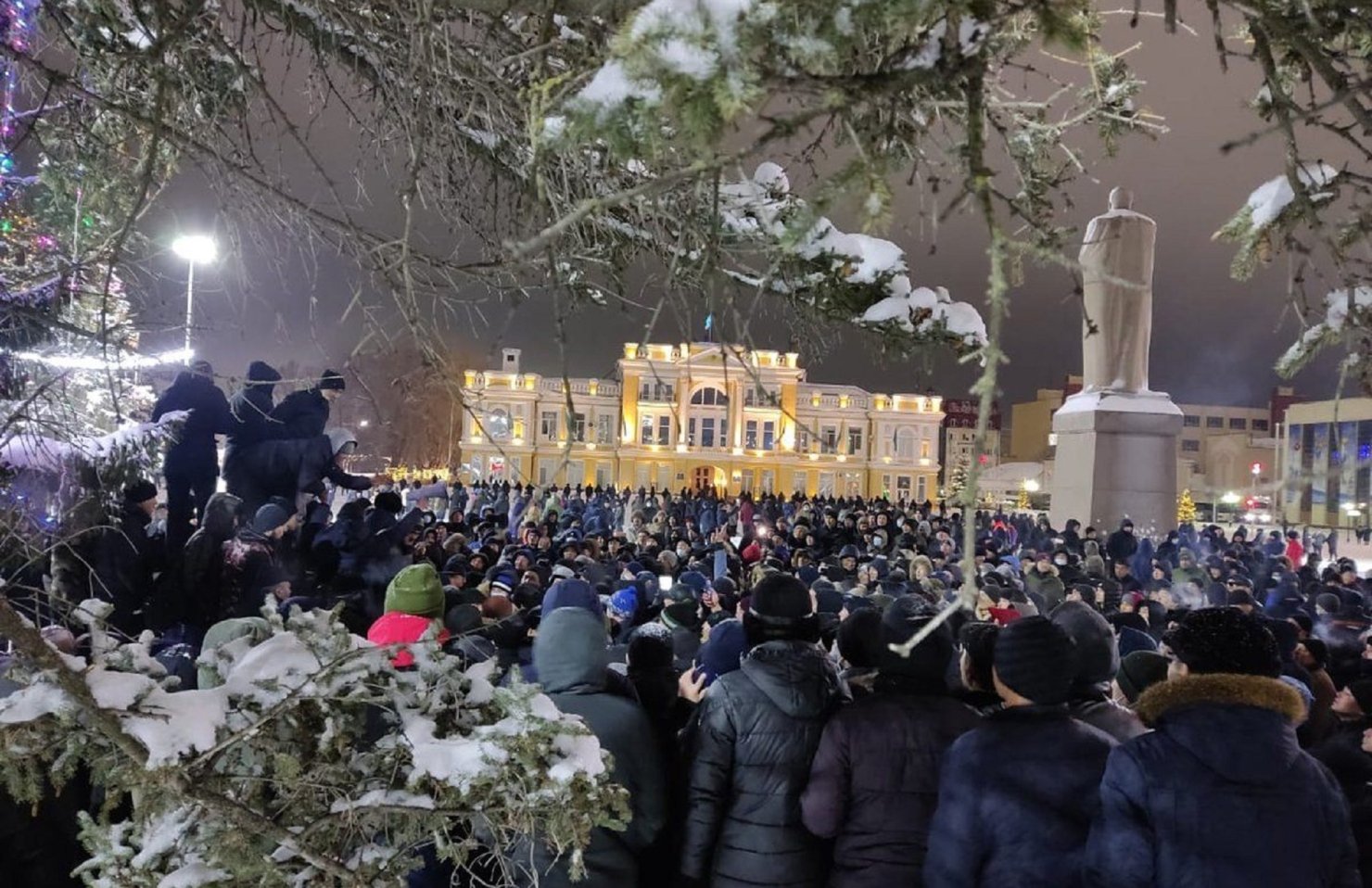 Протесты в Казахстане: в уличных беспорядках погибли 164 человека