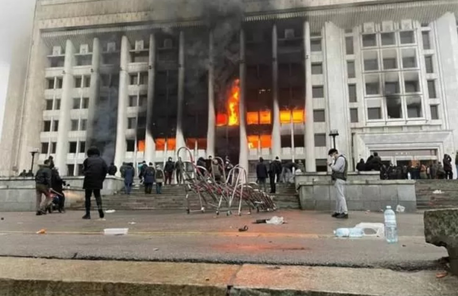 Протесты в Казахстане: все банки прекратили свою работу, а в страну прибыли российские десантники