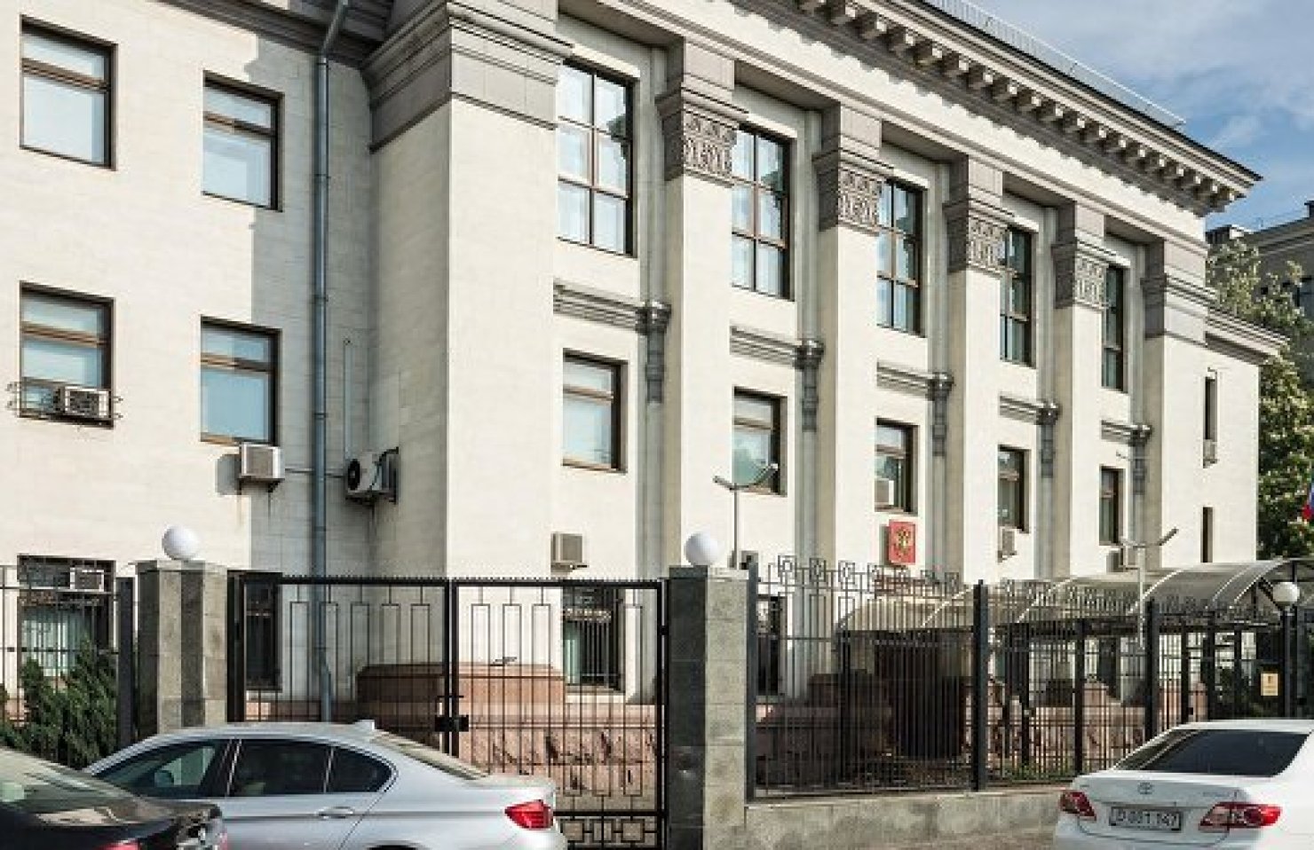 The New York Times: Россия начала вывозить из Украины семьи своих дипломатов. В МИД РФ все отрицают