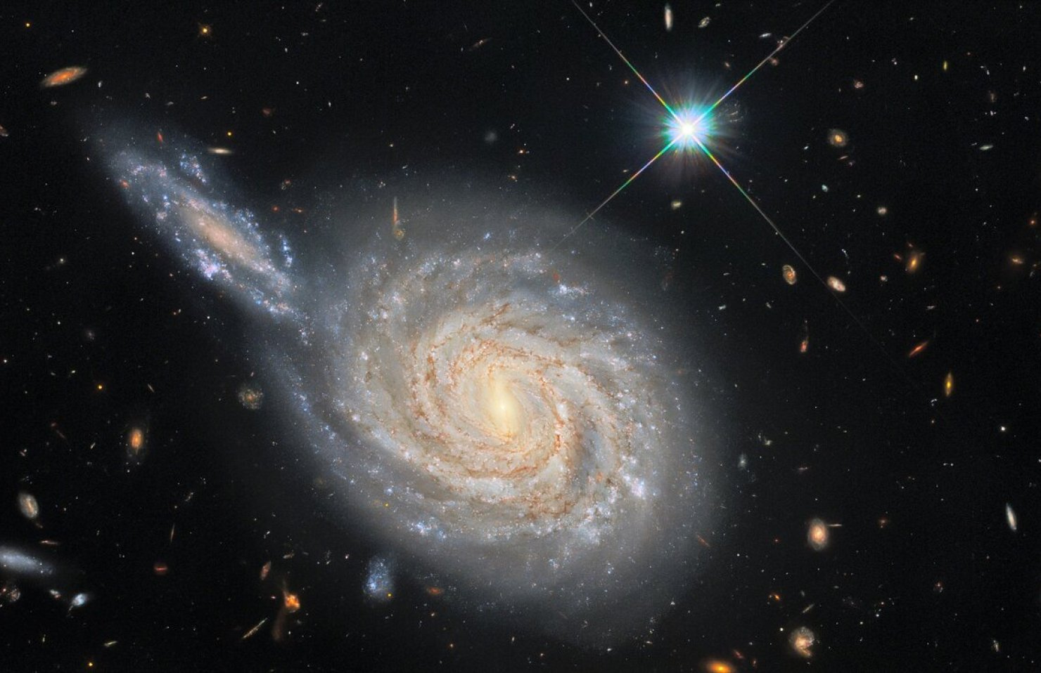 Космический телескоп Hubble сфотографировал иллюзию столкновения галактик