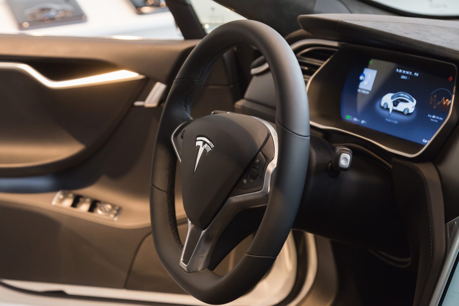 Хакер взломал 25 автомобилей Tesla. Он удаленно смог завести их двигатели