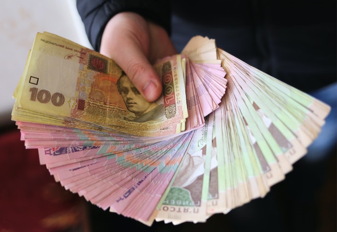 Курс гривни снова выше 28 за доллар