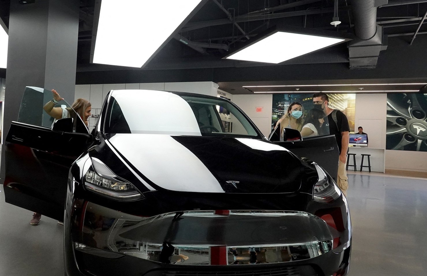 Из-за дефицита чипов Tesla якобы отказывается от двойных электронных блоков управления — СМИ