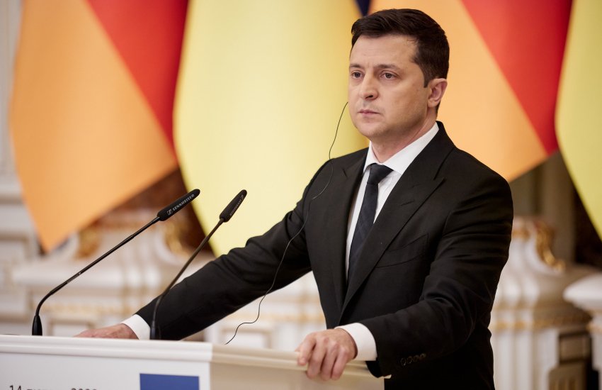 Зеленский о “намеках” на отказ от НАТО: “Главное идти по пути с нашей армией, а куда он приведет – посмотрим”