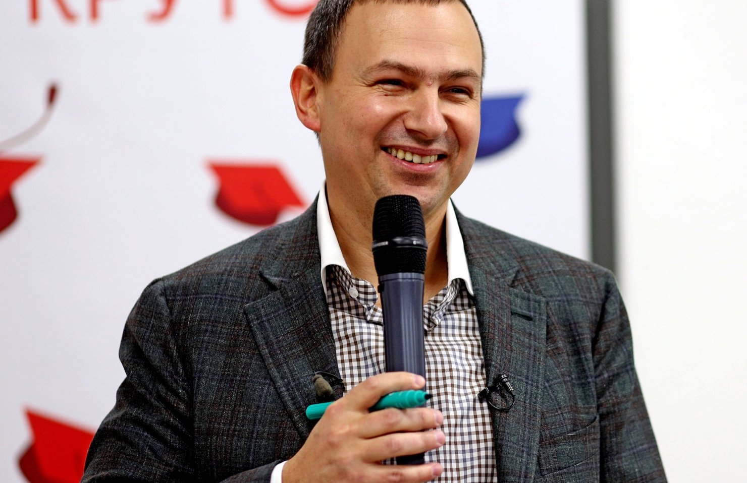 Сооснователь “Новой почты” раскритиковал идею Зеленского раздать пенсионерам смартфоны