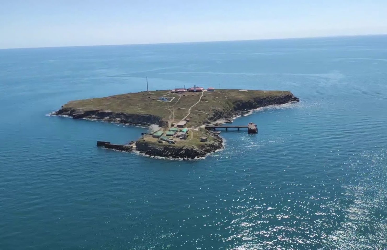 Российские корабли атаковали остров Змеиный
