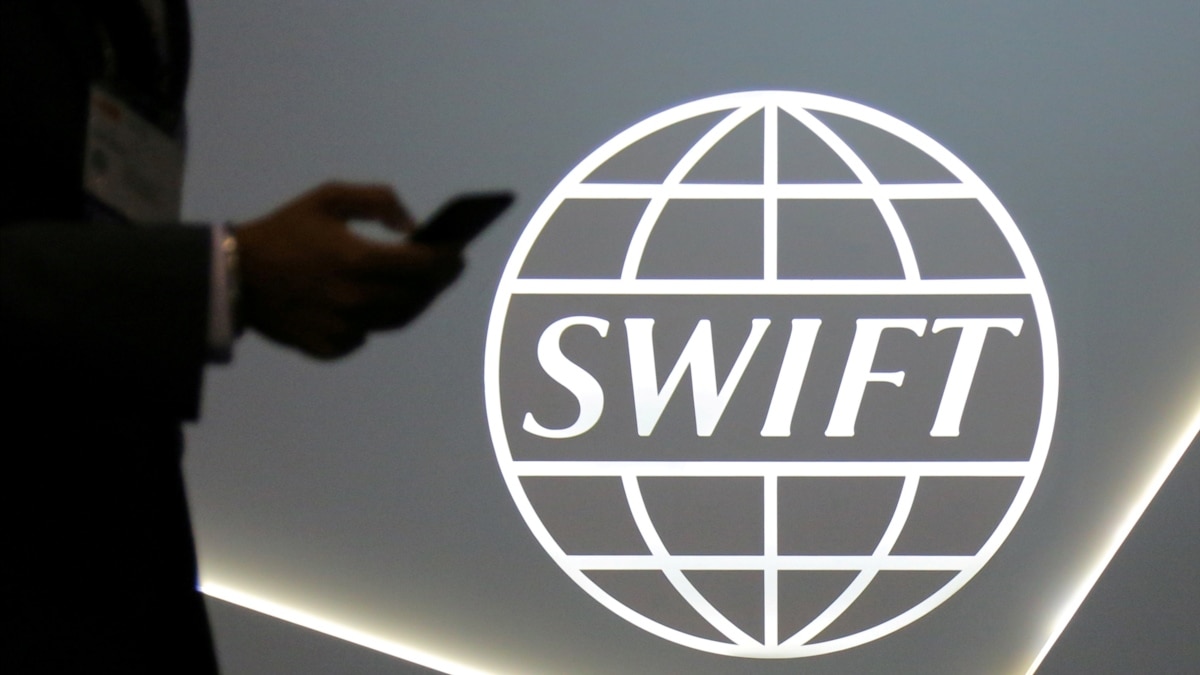 Отключение РФ от SWIFT может развернуть политику главенствующих центробанков