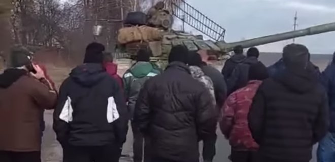 В Черниговской области местные жители без оружия остановили российские танки – видео