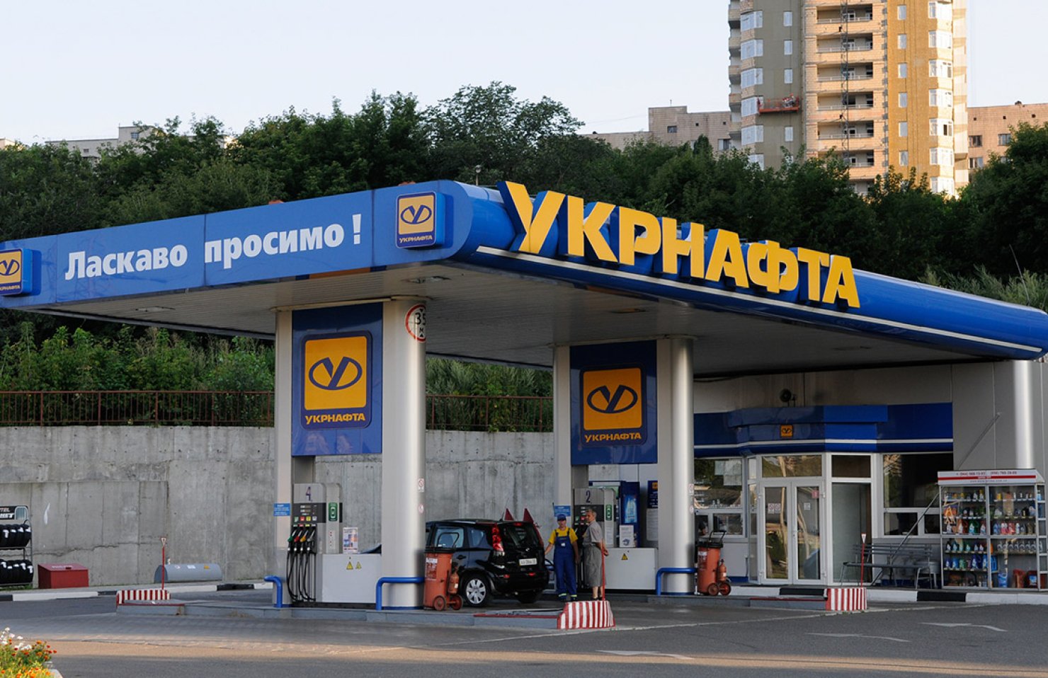 Цены на бензин и дизтопливо в сети группы “Приват” за день выросли на 1 гривню за литр