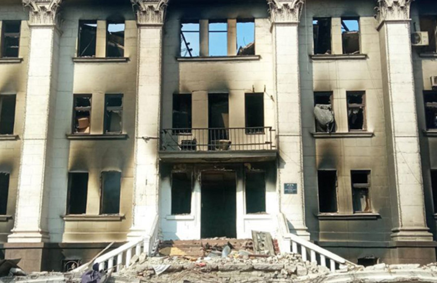Судьба 1300 человек из бомбоубежища драмтеатра в Мариуполе неизвестна, — Денисова