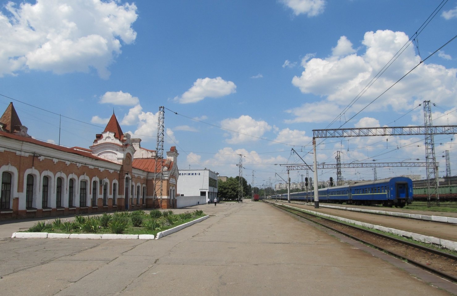Российские оккупанты обстреляли в Запорожье ж/д станцию