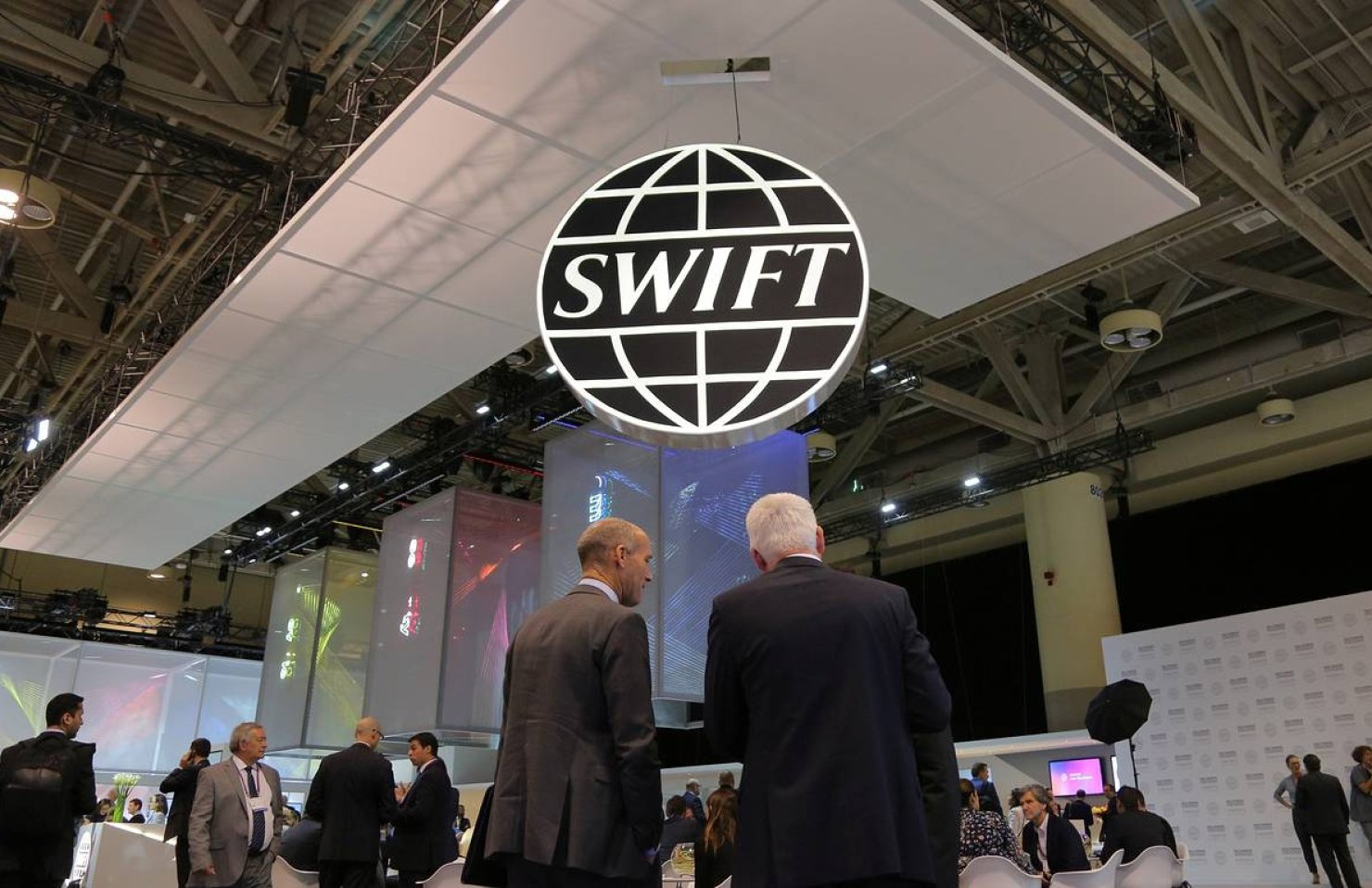 Санкции ЕС бьют по Беларуси: три банка отключены от SWIFT
