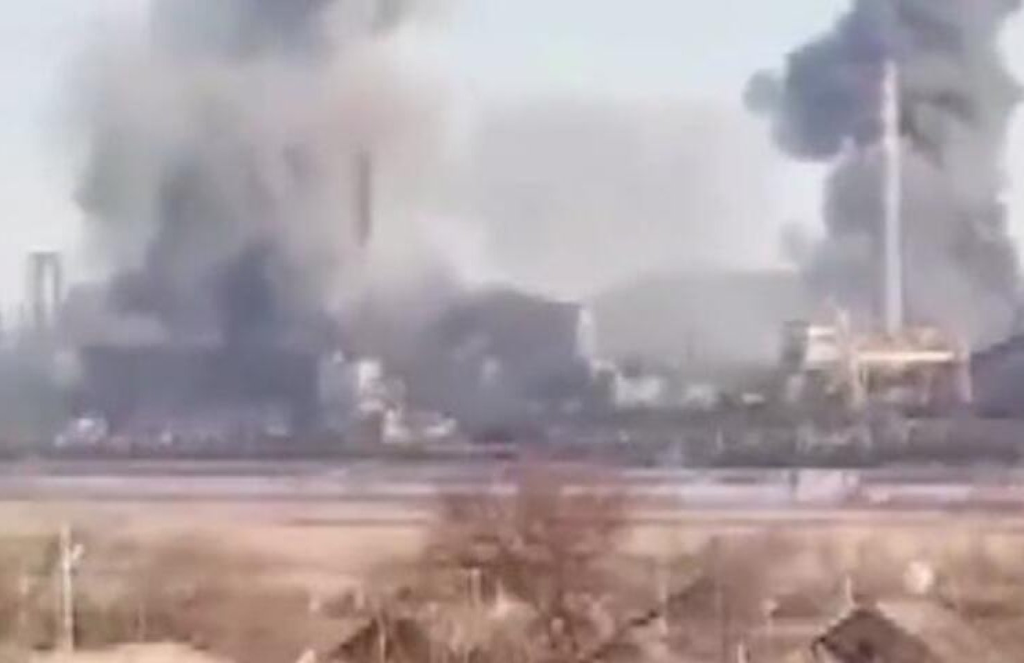 В Мариуполе идут бои за “Азовсталь”, российские войска почти уничтожили крупнейший металлургический завод